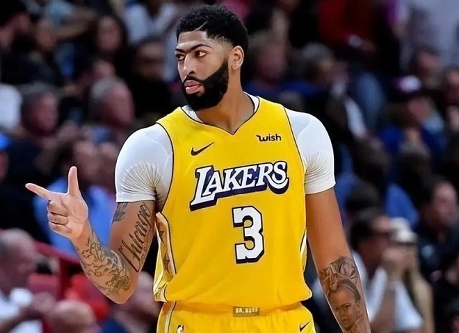 浓眉哥重返赛场，险胜首场状态出色，老鹰观众沸腾！的简单介绍